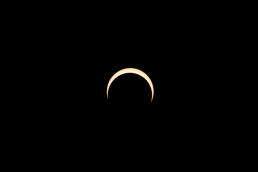 Der Mond schiebt sich nach dem Höhepunkt der ringförmigen Sonnenfinsternis am 14. November 2023 vor die Sonne. Utah, USA. Sieben Minuten nach dem Höhepunkt der ringförmigen Finsternis