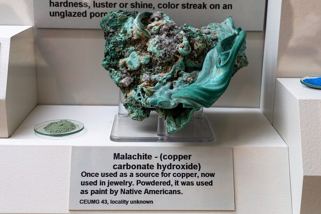 Malachit, Kupferkarbonat-Hydroxid, in der Mineraliensammlung des USU Eastern Prehistoric Museum, Price, Utah