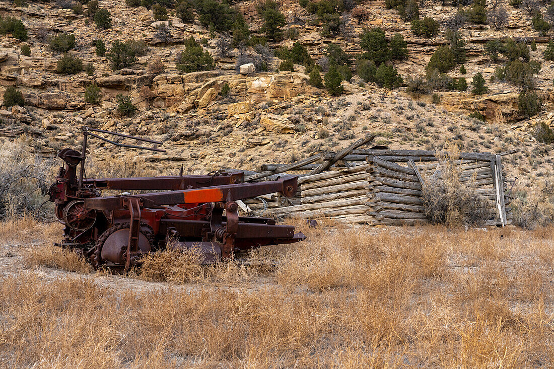 Schweres altes Gerät und alte Hütten auf der Harmon-Ranch im Nine Mile Canyon in Utah