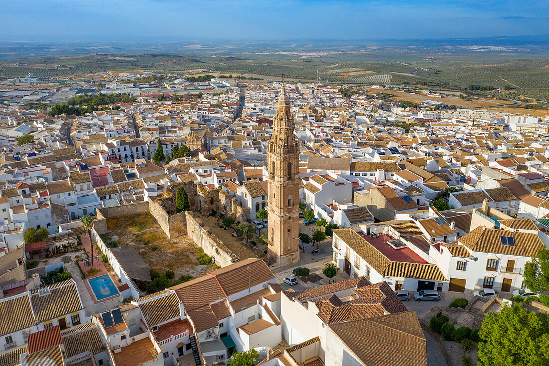 Luftaufnahme der Altstadt von Estepa in der Provinz Sevilla in Andalusien im Süden Spaniens. Blick über die Stadt mit dem Torre de la Victoria