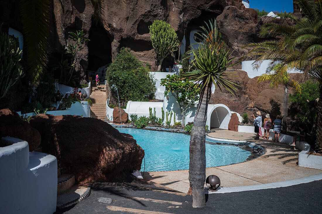 Das Lagomar-Museum, auch bekannt als Omar Sharifs Haus, einzigartiges ehemaliges Wohnhaus mit natürlichen Lavahöhlen, heute ein Restaurant, eine Bar und eine Kunstgalerie auf Lanzarote, Kanarische Inseln, Spanien