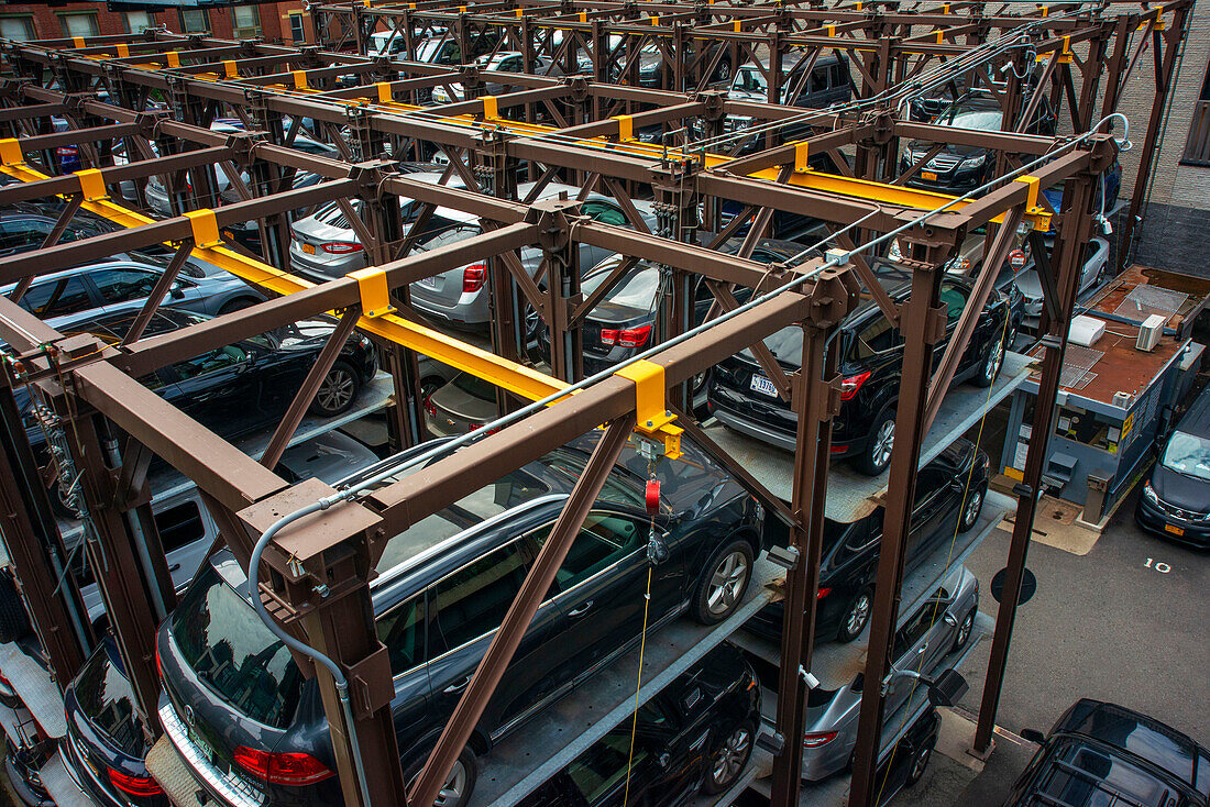 Blick von The High Line auf einen gestapelten Pendlerparkplatz in Manhattan