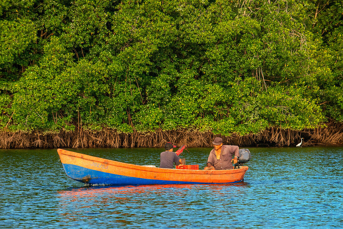 Fishers in Puerto Barillas in Jiquilisco Bay in Gulf of Fonseca Pacific Ocean El Salvador Central America.