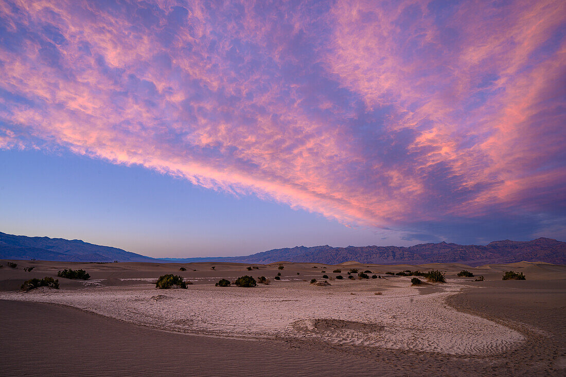 Playa und Wolken bei Sonnenuntergang an den Mesquite Flat Sanddünen im Death Valley National Park, Kalifornien