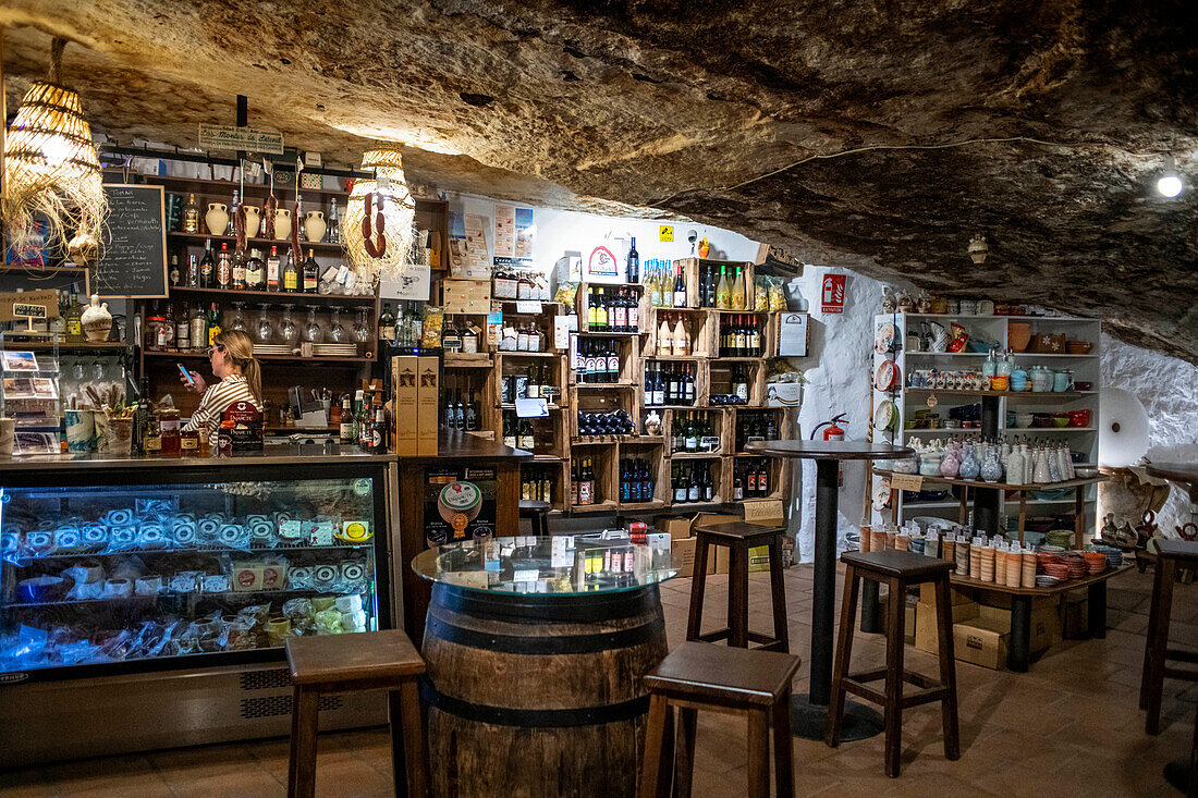 Das Innere der Bar und des Restaurants Cueva Alta in Setenil de las Bodegas, Cádiz, Andalusien, Spanien