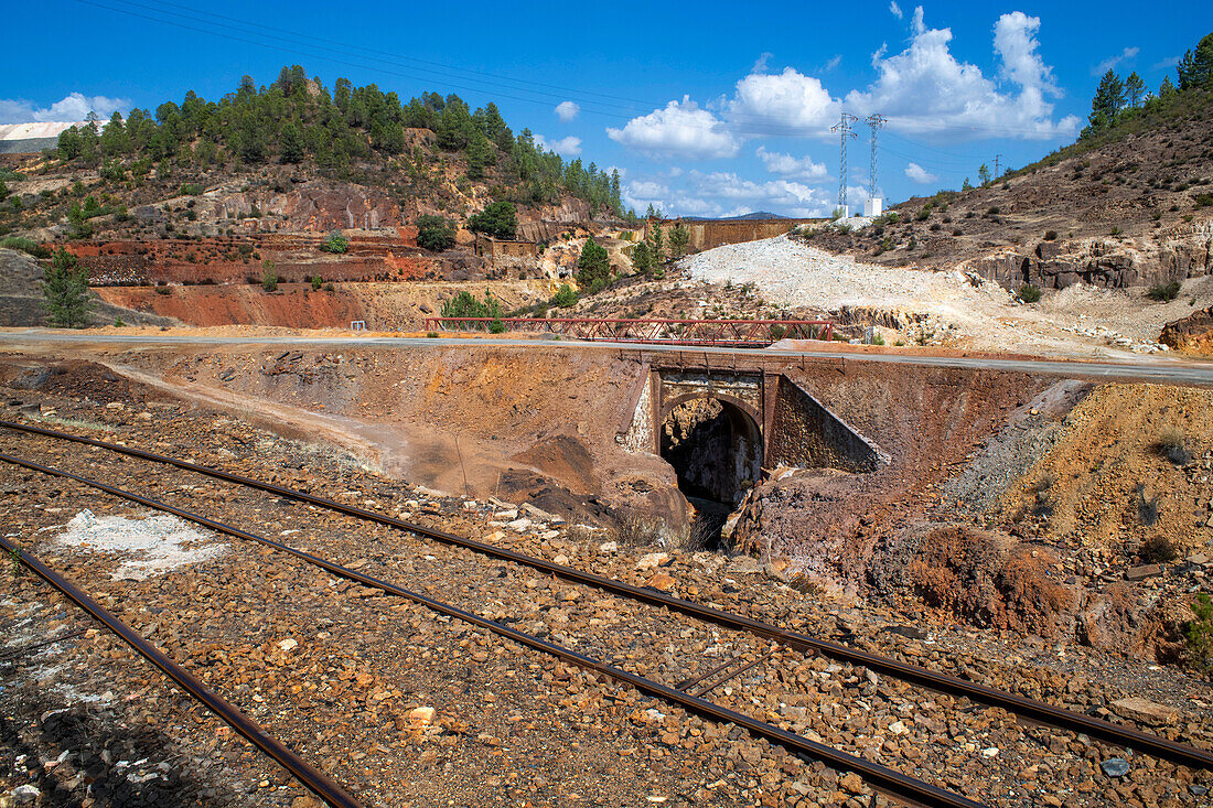 Eisenbahn des touristischen Zuges für die Fahrt durch das Bergbaugebiet RioTinto, Provinz Huelva, Spanien