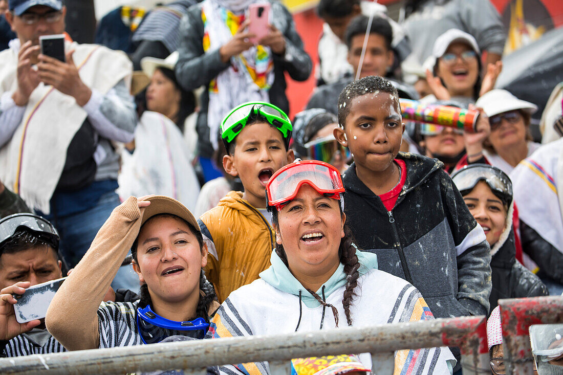 Der Negros y Blancos-Karneval in Pasto, Kolumbien, ist ein lebhaftes kulturelles Spektakel, das sich mit einem Übermaß an Farben, Energie und traditioneller Inbrunst entfaltet