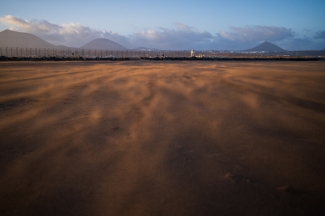 Wind weht Sand an einem Strand in Lanzarote, Kanarische Inseln, Spanien