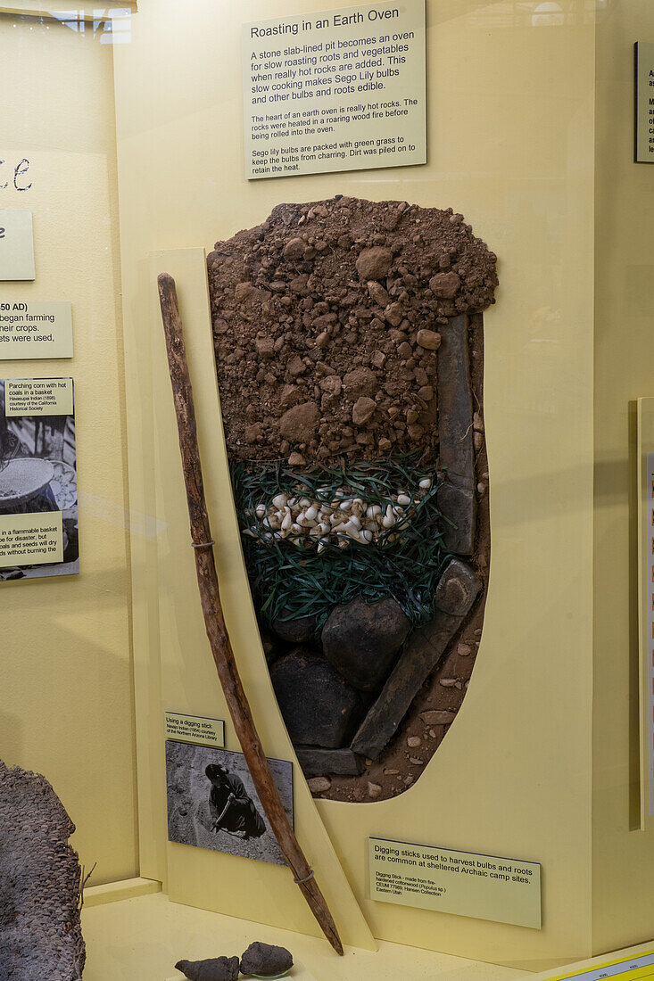 Rekonstruktion eines prähispanischen indianischen Erdofens im USU Eastern Prehistoric Museum in Price, Utah