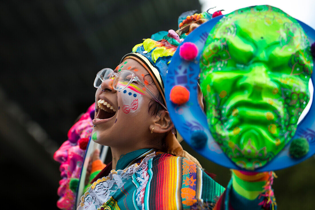 Der Negros y Blancos-Karneval in Pasto, Kolumbien, ist ein lebhaftes kulturelles Spektakel, das sich mit einem Übermaß an Farben, Energie und traditioneller Inbrunst entfaltet