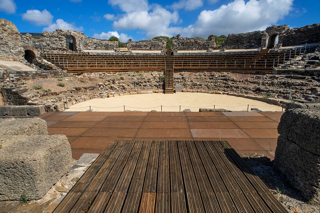 Ruinen des römischen Theaters von Baelo Claudia in Bolonia, Costa de la Luz, Provinz Cádiz, Andalusien, Südspanien. Strand von Bolonia. Playa de Bolonia