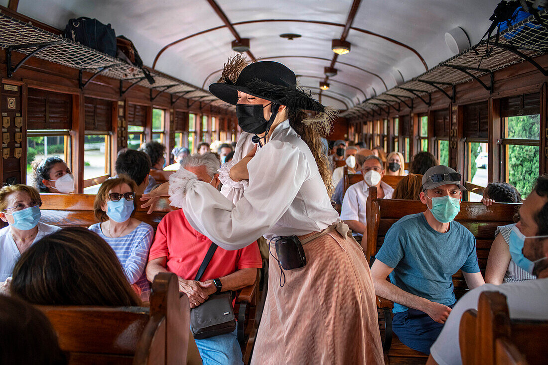 Schauspieler, Dramaturgie im Erdbeerzug, der vom Bahnhof Madrid Delicias nach Aranjuez fährt, Madrid, Spanien