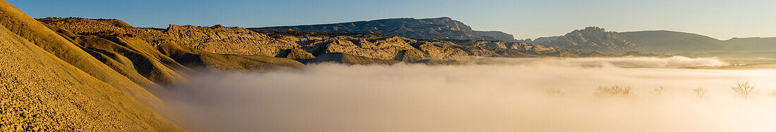 Frühmorgendlicher Nebel verdunkelt den Green River im Dinosaur National Monument mit dem Split Mountain im Hintergrund, in der Nähe von Jensen, Utah
