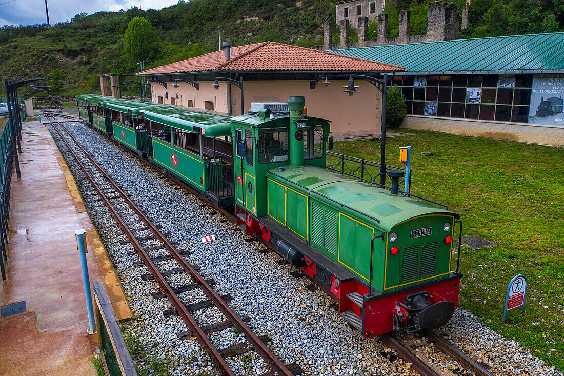 Luftaufnahme des Tren del Ciment am Bahnhof Pobla de Lillet, La Pobla de Lillet, Castellar de n'hug, Berguedà, Katalonien, Spanien