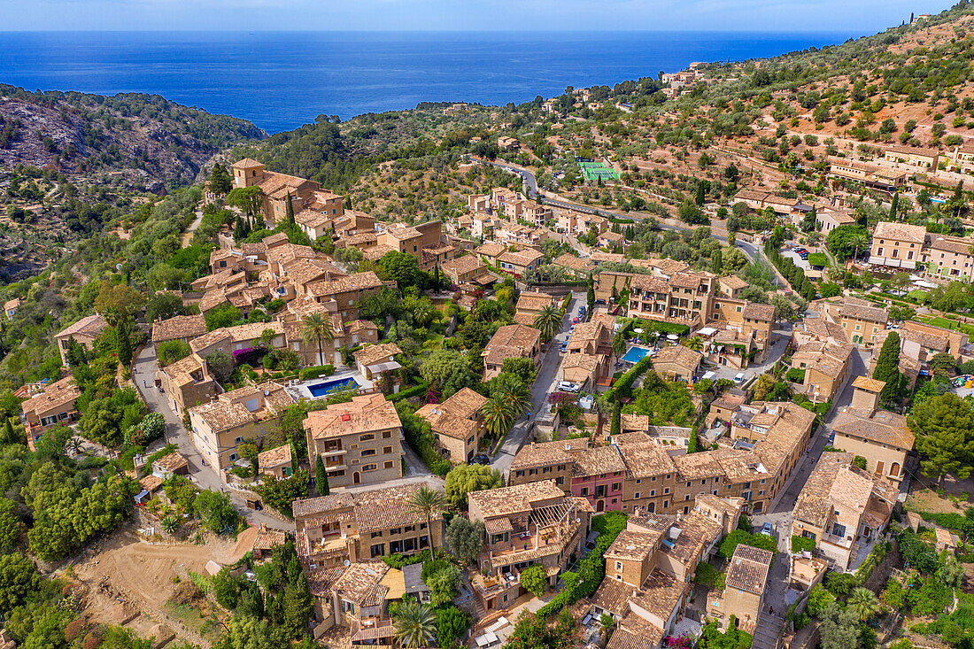 Luftaufnahme des auf einem Hügel gelegenen Dorfes Deia, Gemeinde Deya, Mallorca, Balearische Inseln, Spanien