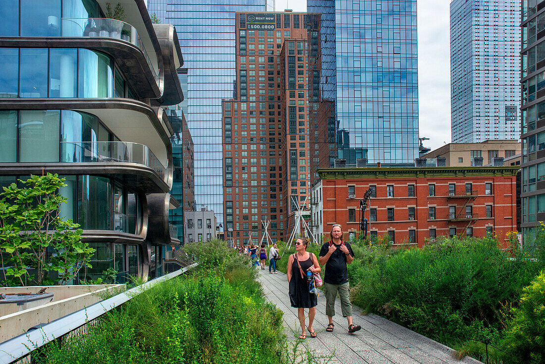 Spaziergang im New Yorker High Line New Yorker Stadtpark, der aus einer stillgelegten Hochbahnlinie in Chelsea Lower Manhattan New York City HIGHLINE entstanden ist