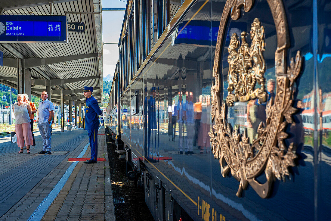 Passagiere des Luxuszuges Belmond Venice Simplon Orient Express halten am Bahnhof Venezia Santa Lucia, dem Hauptbahnhof in Venedig, Italien