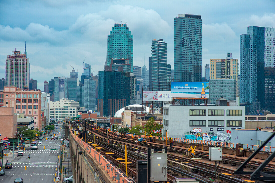 Die Gleise der Linie 7 in Corona, Queens, New York. Diese Hochbahnstrecke führt von Manhattan nach Flushing