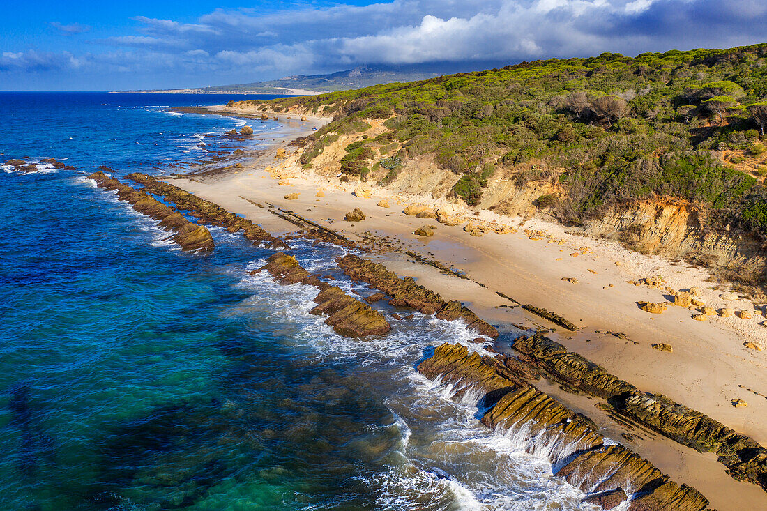 Luftaufnahme der Naturschwimmbecken von Bolonia, Bolonia, Costa de la Luz, Provinz Cádiz, Andalusien, Südspanien. Strand von Bolonia. Playa de Bolonia