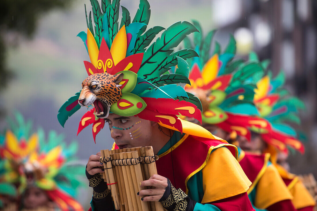 Der Karneval der "Negros y Blancos" in Pasto, Kolumbien, ist ein lebhaftes kulturelles Spektakel, das sich mit einem Übermaß an Farben, Energie und traditioneller Inbrunst entfaltet