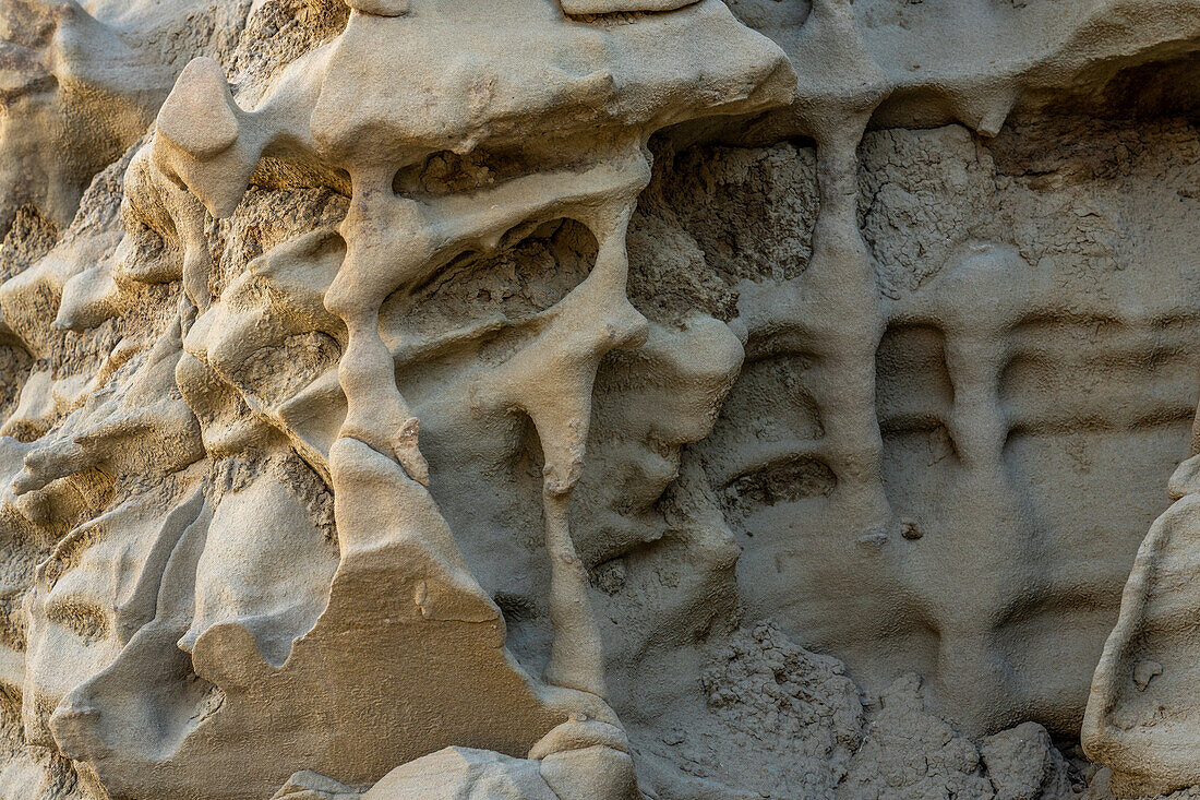 Geschmolzene, nach Wachs aussehende Erosionsmuster in den Sandsteinformationen in der Fantasy Canyon Recreation Area, nahe Vernal, Utah