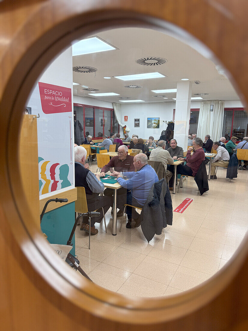 Ältere Menschen spielen Karten im Isaac Valero Civic Center in Zaragoza, Spanien