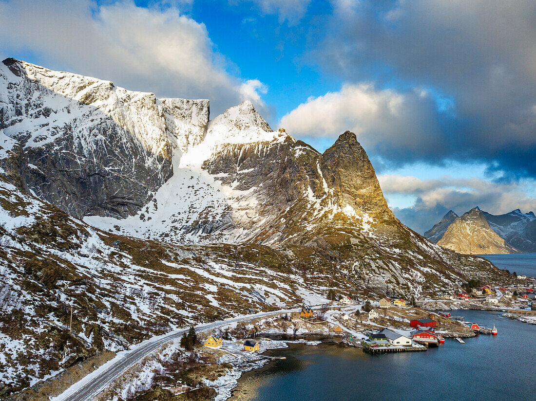 Luftaufnahme der Straße nach Reine, Moskenes, Insel Moskenesøya, Lofoten-Inseln, Norwegen