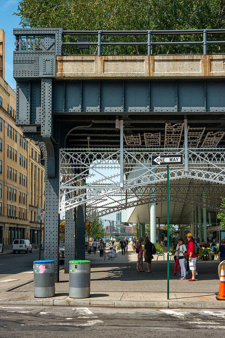 Chelsea, Eingang zur New York High Line, einem neuen Stadtpark, der aus einer stillgelegten Hochbahnlinie in Chelsea, Lower Manhattan, New York City HIGHLINE, USA, entstanden ist