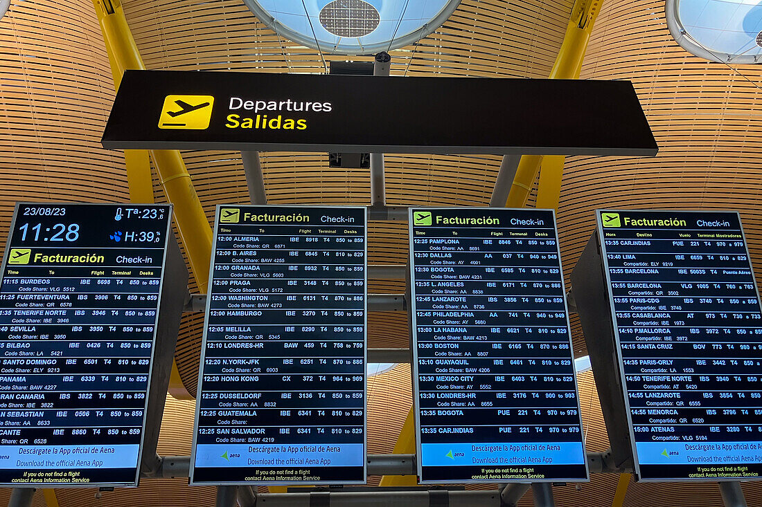 Abflug-Informationstafeln im Flughafen Madrid, Spanien