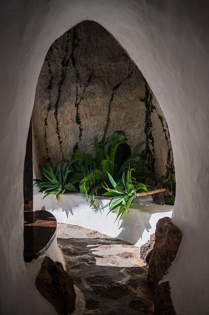 Das Lagomar-Museum, auch bekannt als das Haus von Omar Sharif, ist ein einzigartiges ehemaliges Haus mit natürlichen Lavahöhlen, das heute ein Restaurant, eine Bar und eine Kunstgalerie auf Lanzarote, Kanarische Inseln, Spanien, beherbergt