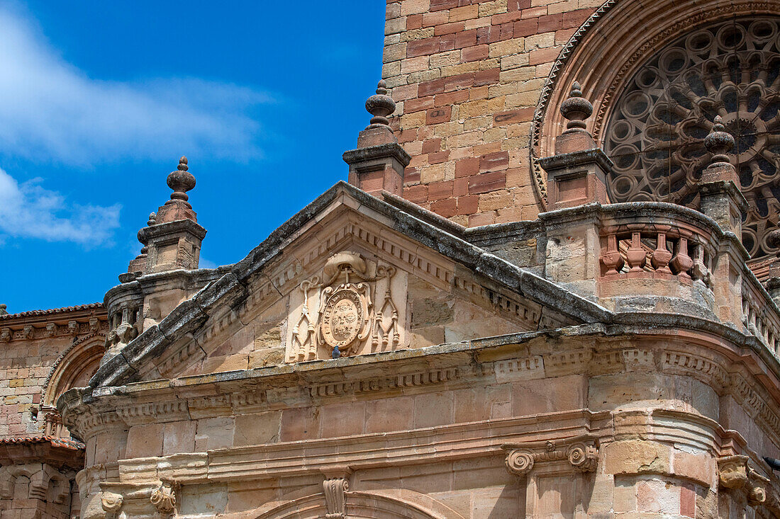 Detail an der Fassade der Kathedrale von Sigüenza, Provinz Guadalajara, Spanien