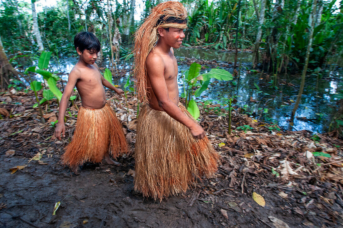 Jugendliche Yagua-Indianer leben ein traditionelles Leben in der Nähe der amazonischen Stadt Iquitos, Peru