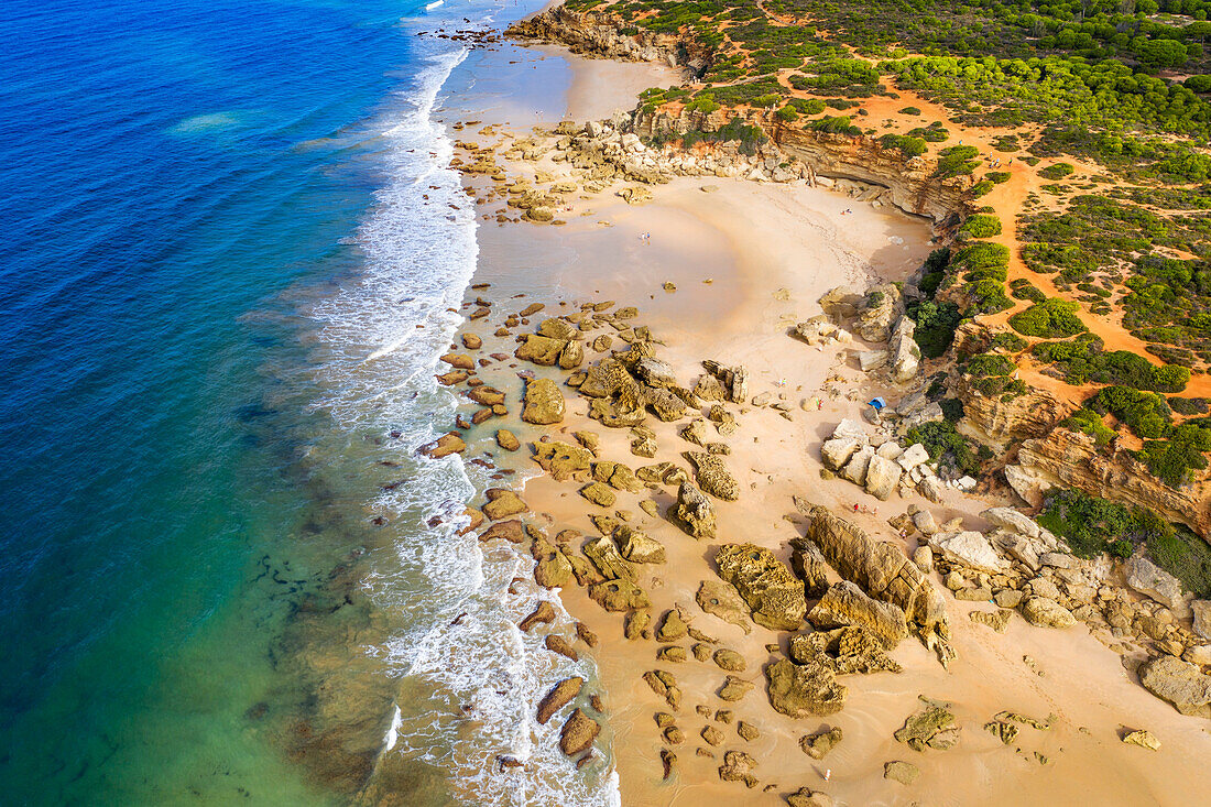 Luftaufnahme des Strandes Calas de roche in Conil de la Frontera, Provinz Cadiz, Costa de la luz, Andalusien, Spanien. Cala del Pato
