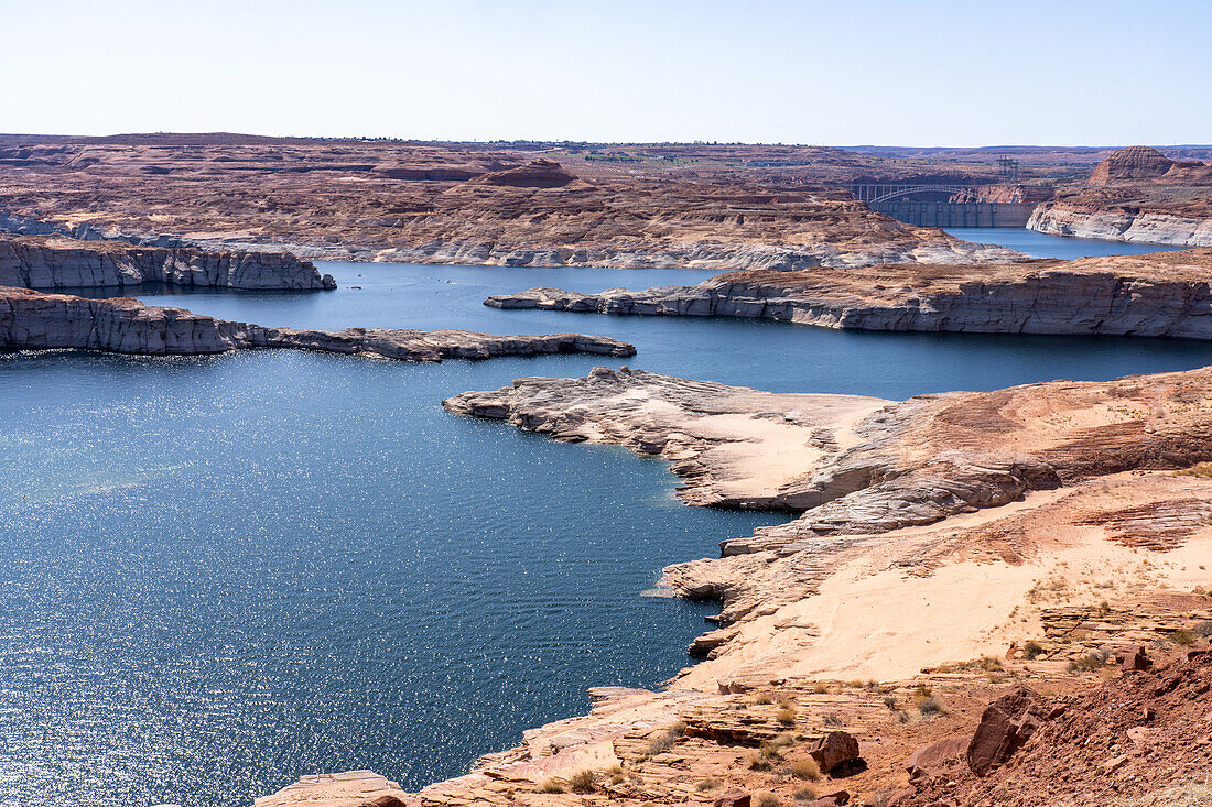 Lake Powell in der Glen Canyon National Recreation Area mit dem Glen Canyon Dam auf der rechten Seite und Page, Arizona, in der Mitte