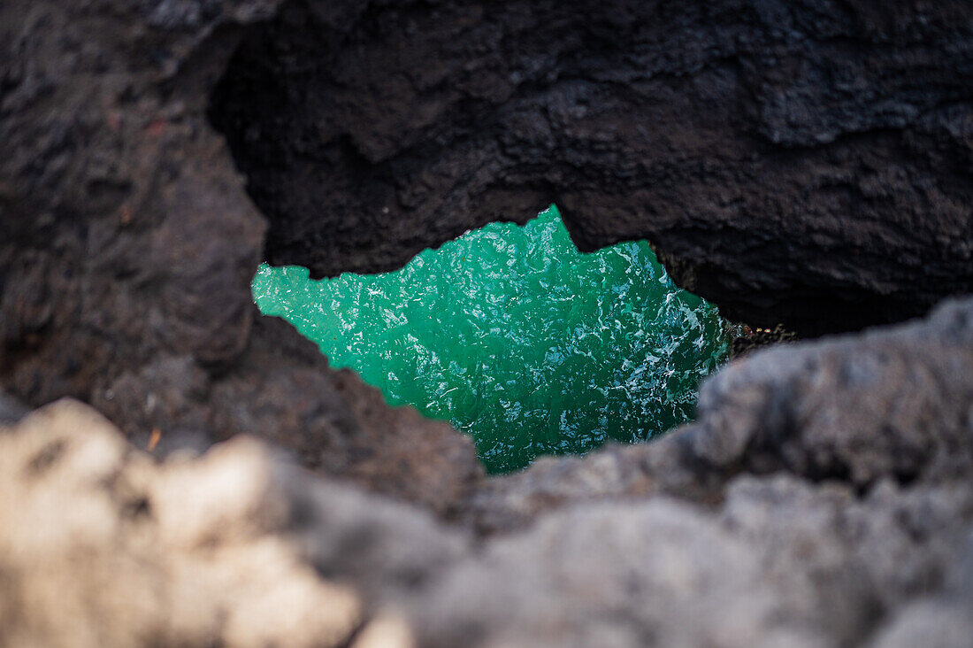 Die Lavaklippen von Los Hervideros auf Lanzarote, Kanarische Inseln, Spanien