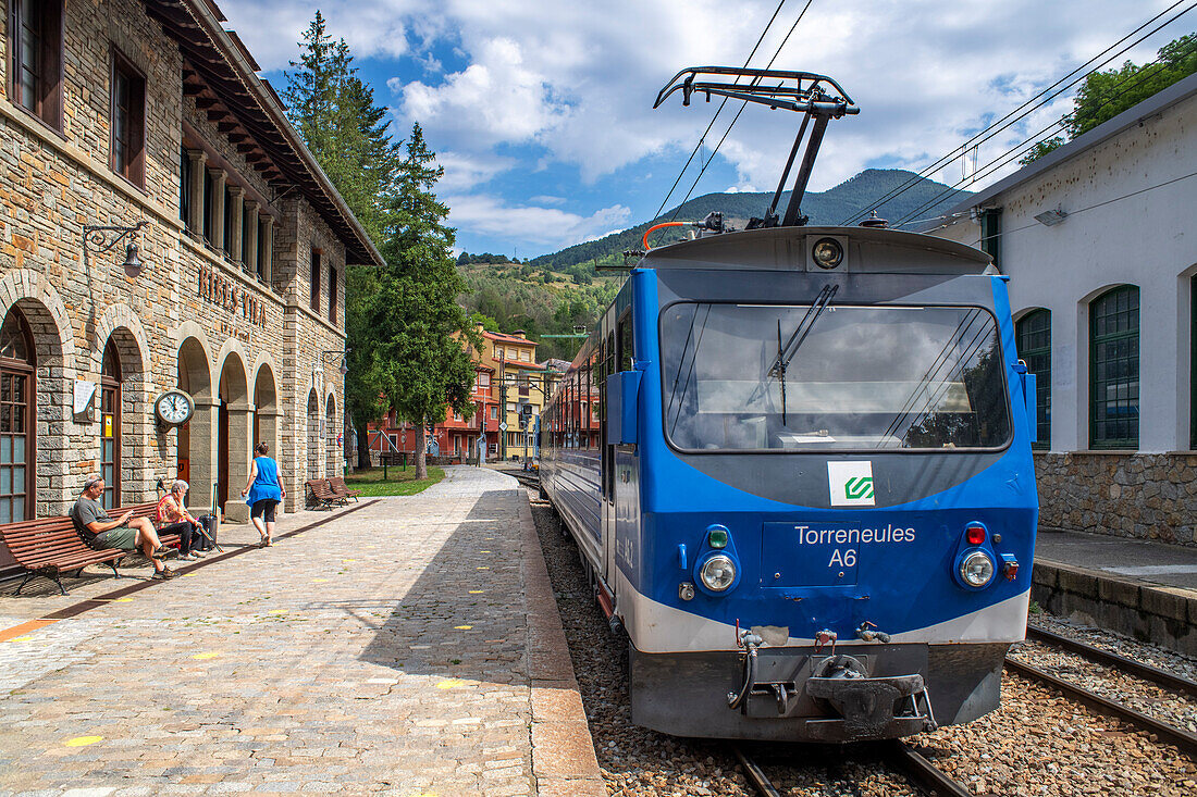 Bahnhof Ribes Vila und Lokomotive der Zahnradbahn Cremallera de Núria im Tal Vall de Núria, Pyrenäen, Nordkatalonien, Spanien, Europa