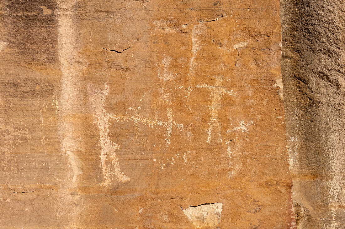 Stilisierte anthropomorphe Figuren auf einer prähispanischen Felskunsttafel der amerikanischen Ureinwohner im Nine Mile Canyon in Utah