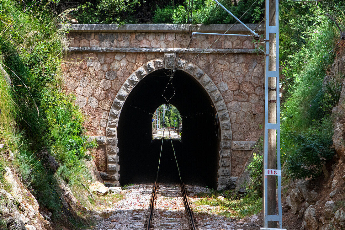 Tunnel in der Strecke des Tren de Soller, eines historischen Zuges, der Palma de Mallorca mit Soller verbindet, Mallorca, Balearen, Spanien, Mittelmeer, Europa