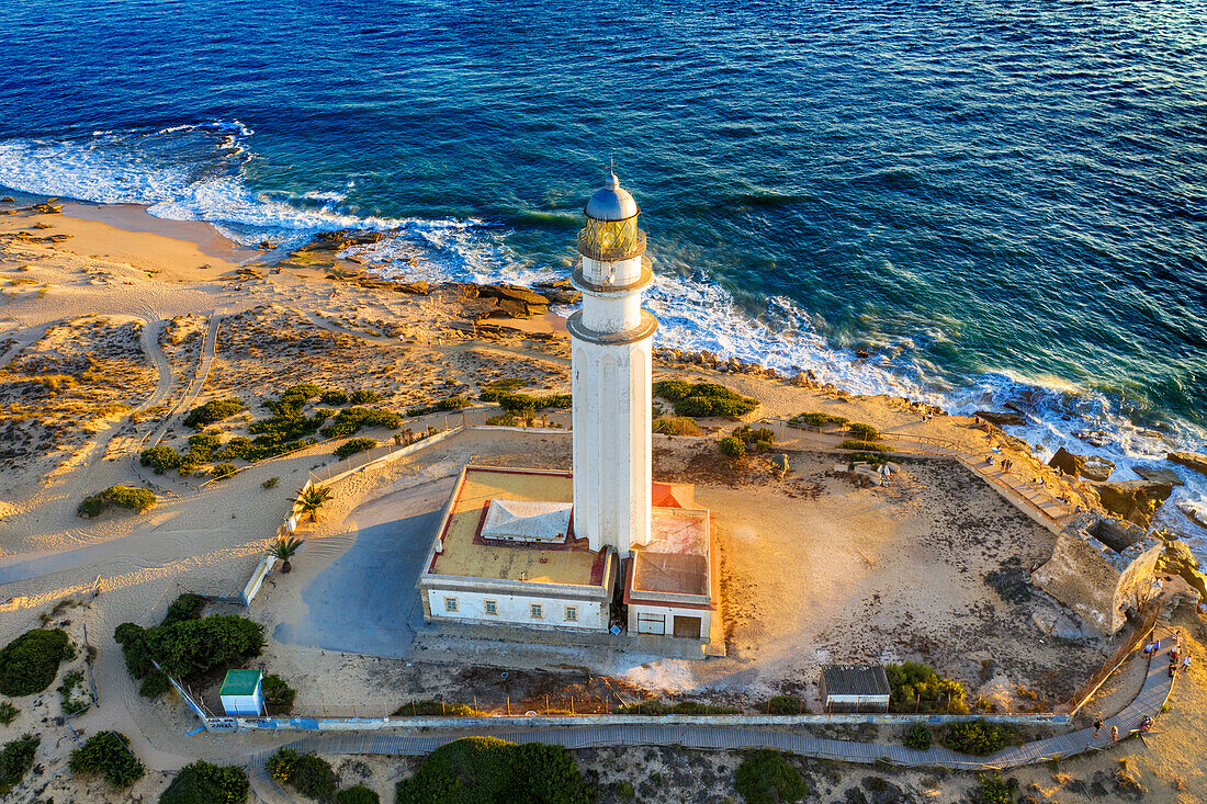 Luftaufnahme des Leuchtturms Caños de Meca am Kap Trafalgar, Barbate, Provinz Cádiz, Region Andalusien, Spanien, Europa