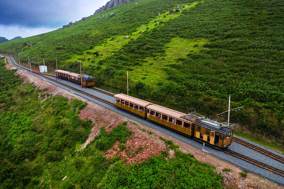 Luftaufnahme der Zahnradbahn Petit train de la Rhune in Frankreich, die zum Gipfel des Berges La Rhun an der Grenze zu Spanien führt