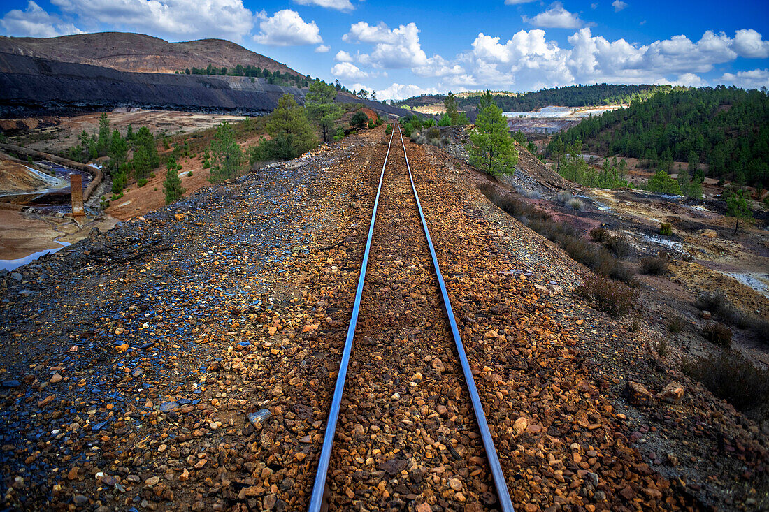 Schienen des touristischen Zuges für die Fahrt durch das Bergbaugebiet RioTinto, Provinz Huelva, Spanien