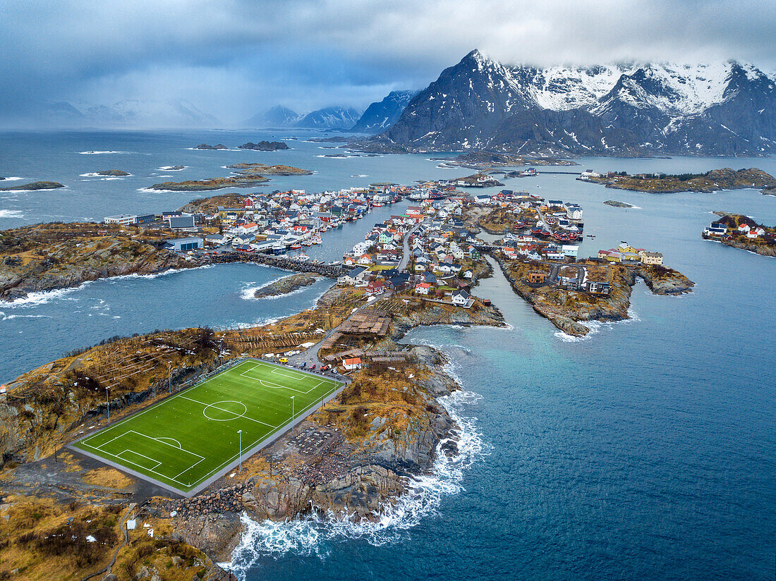 Luftaufnahme des Fußballplatzes des Fischerdorfs Henningsvaer auf den Lofoten in Norwegen