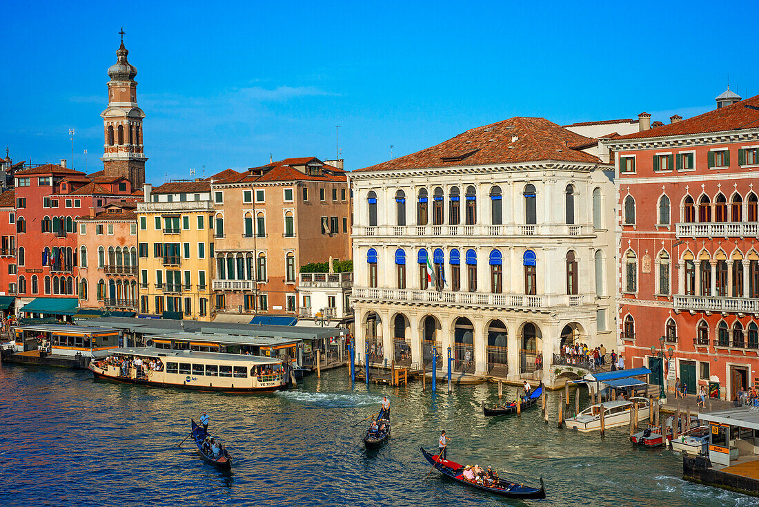 Vaporettos Gondeln, mit Touristen, auf dem Canal Grande, neben der Fondamenta del Vin, Venedig, UNESCO, Veneto, Italien, Europa