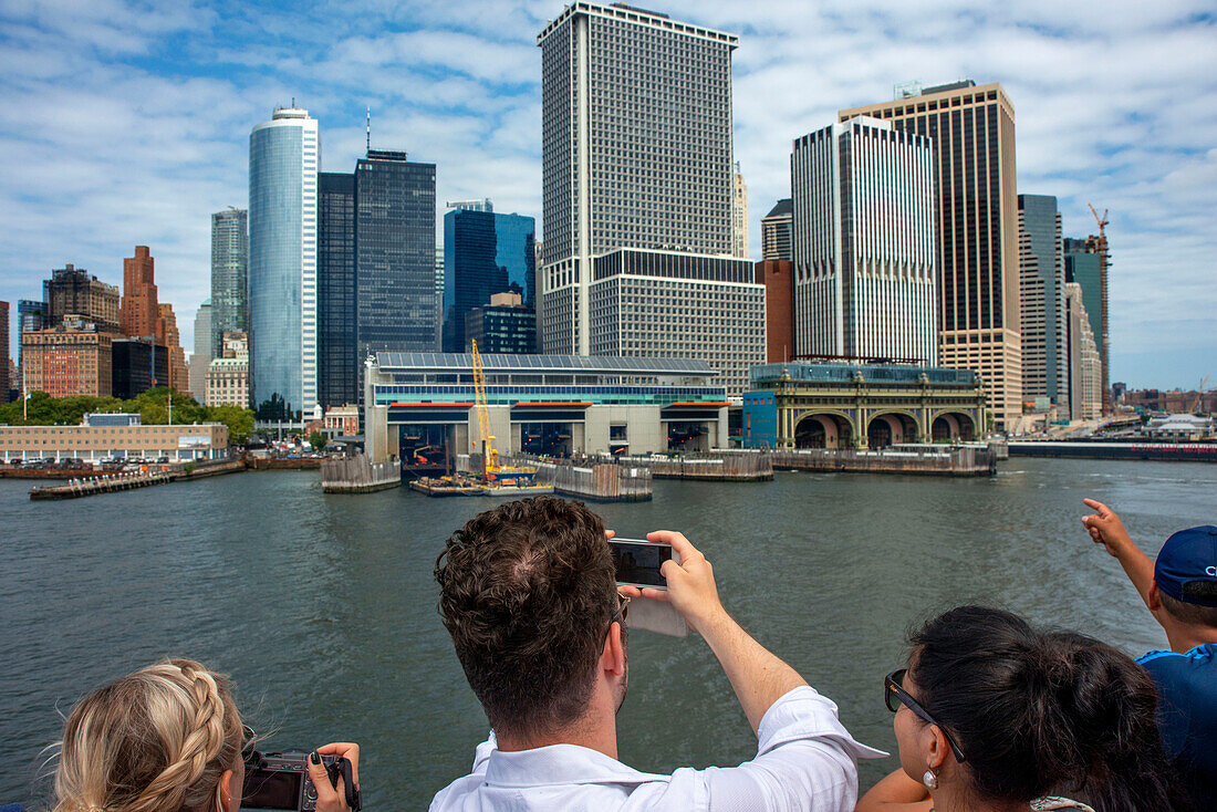 Touristen machen Fotos vom Inneren der Staten Island Ferry, New York. Amerika
