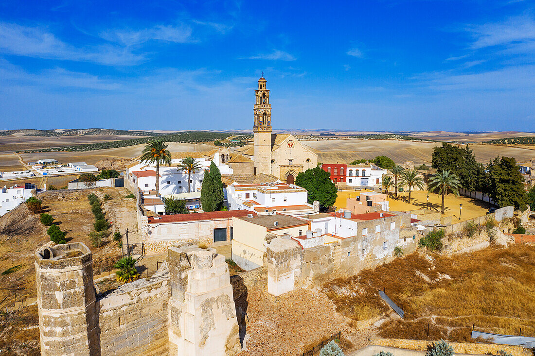Luftaufnahme der Altstadt von Marchena in der Provinz Sevilla in Andalusien im Süden Spaniens. Iglesia de Santa María de la Mota