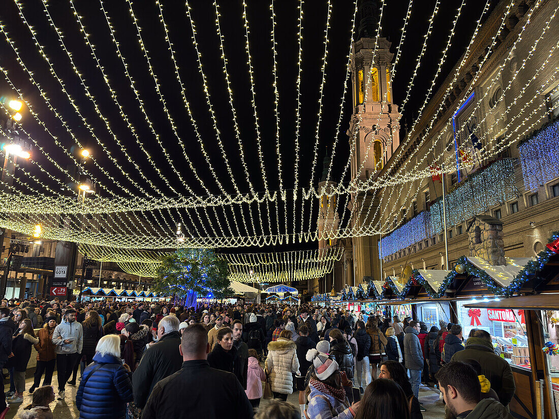 Weihnachten in den Straßen von Zaragoza, Aragonien, Spanien