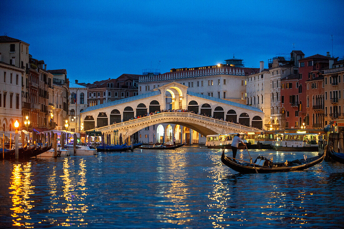 Rialto-Brücke. Gondeln mit Touristen auf dem Canal Grande, neben der Fondamenta del Vin, Venedig, UNESCO, Venetien, Italien, Europa