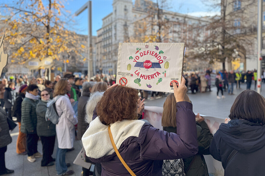 Hunderte von Menschen nehmen am Marsch zur Verteidigung der Umwelt und zur Mobilisierung für den COP28-Klimagipfel teil, Zaragoza, Aragon, Spanien