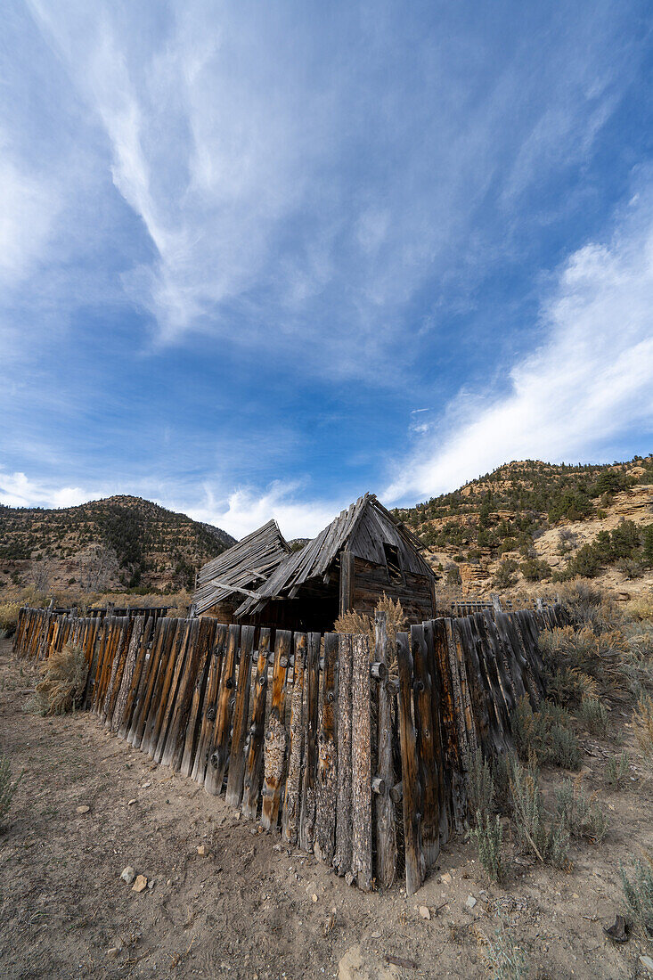 Eine verlassene Scheune einer Pionierranch in Cottenwood Glen im Nine Mile Canyon in Utah