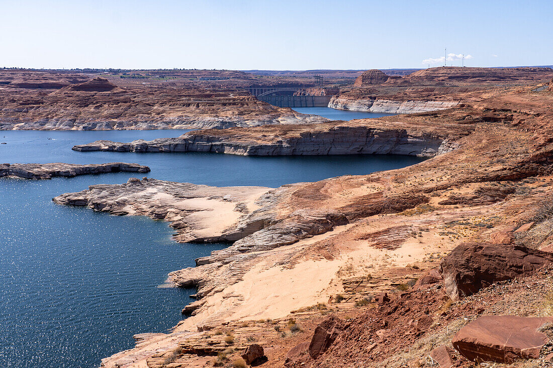 Lake Powell in der Glen Canyon National Recreation Area mit dem Glen Canyon Dam rechts und Page, Arizona, links